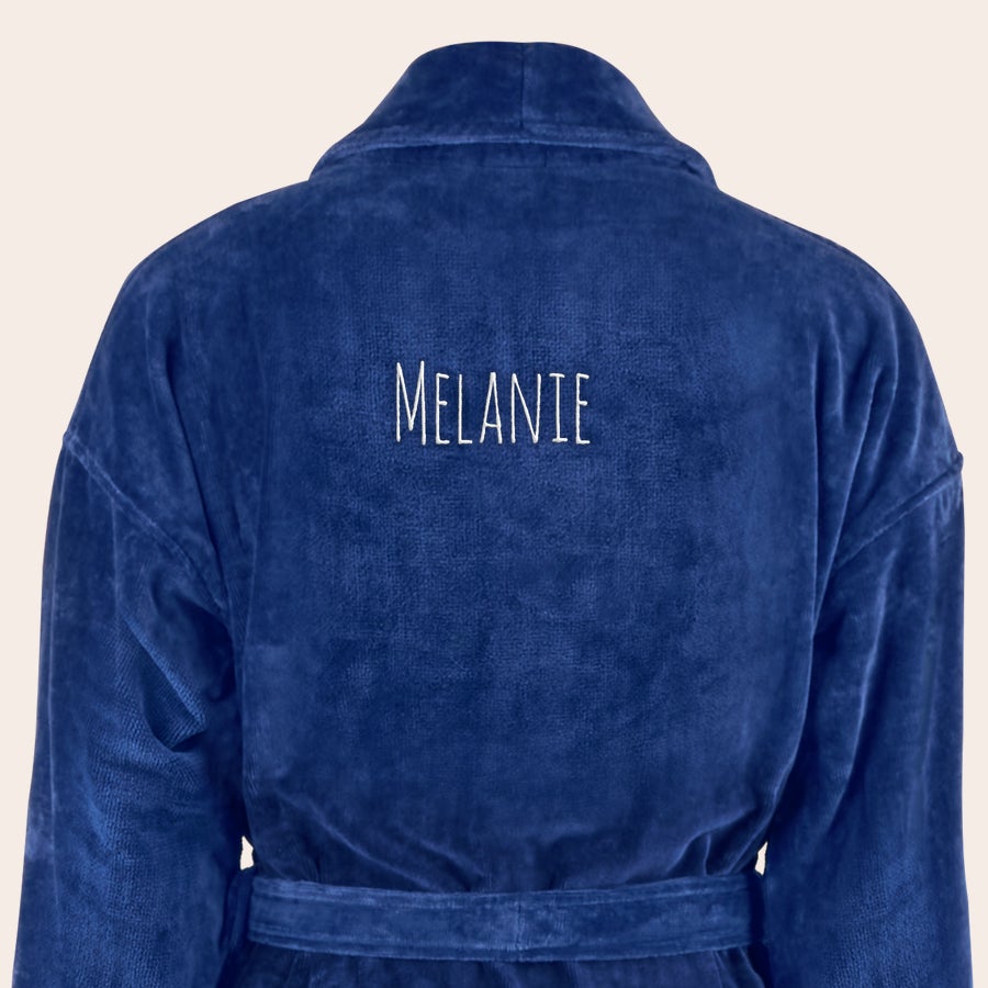 Bademantel Damen mit Namen Dunkelblauer Bademantel aus Frottee mit Schalkragen, auf dem Rücken ist der Name Melanie in Weiß bestickt, Ihr eigener Bademantel mit Namen bestickt!