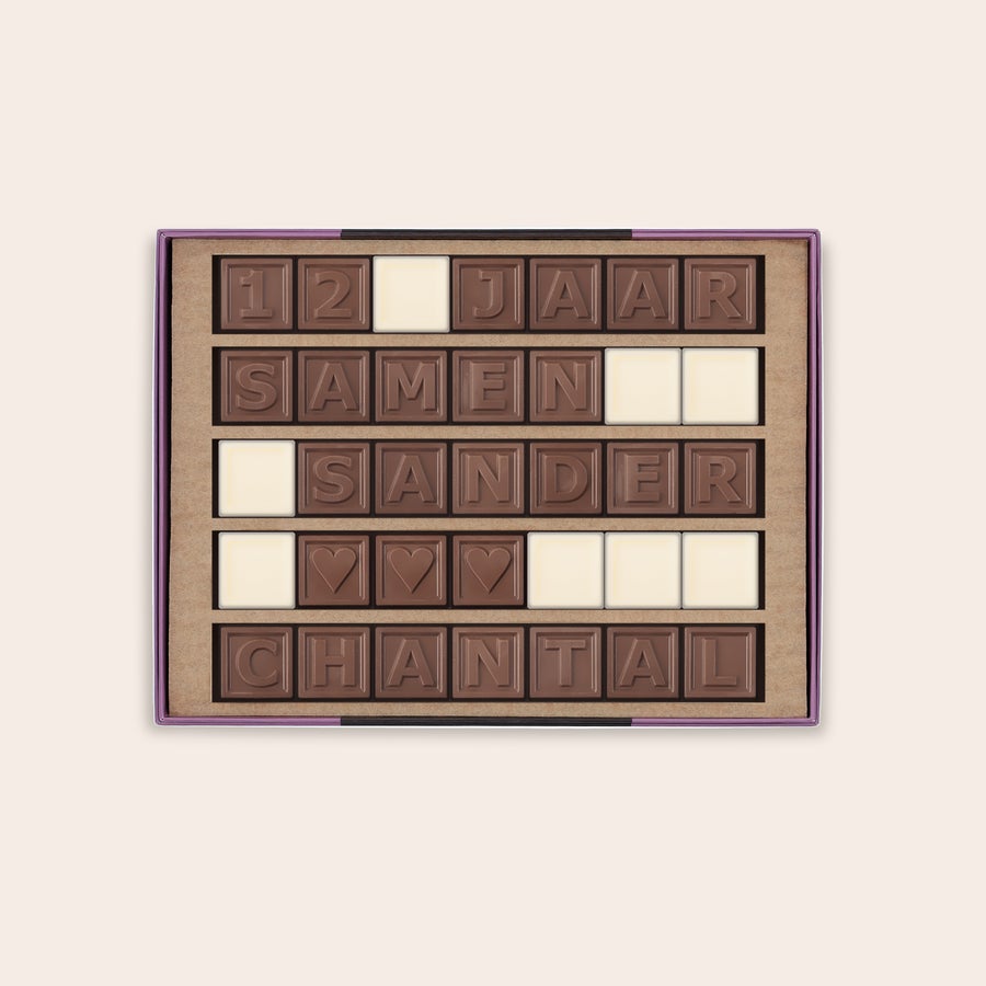 Chocotelegram Gepersonaliseerd chocotelegram met de tekst 12 JAAR SAMEN SANDER CHANTAL en drie hartjes om heerlijk te smullen.