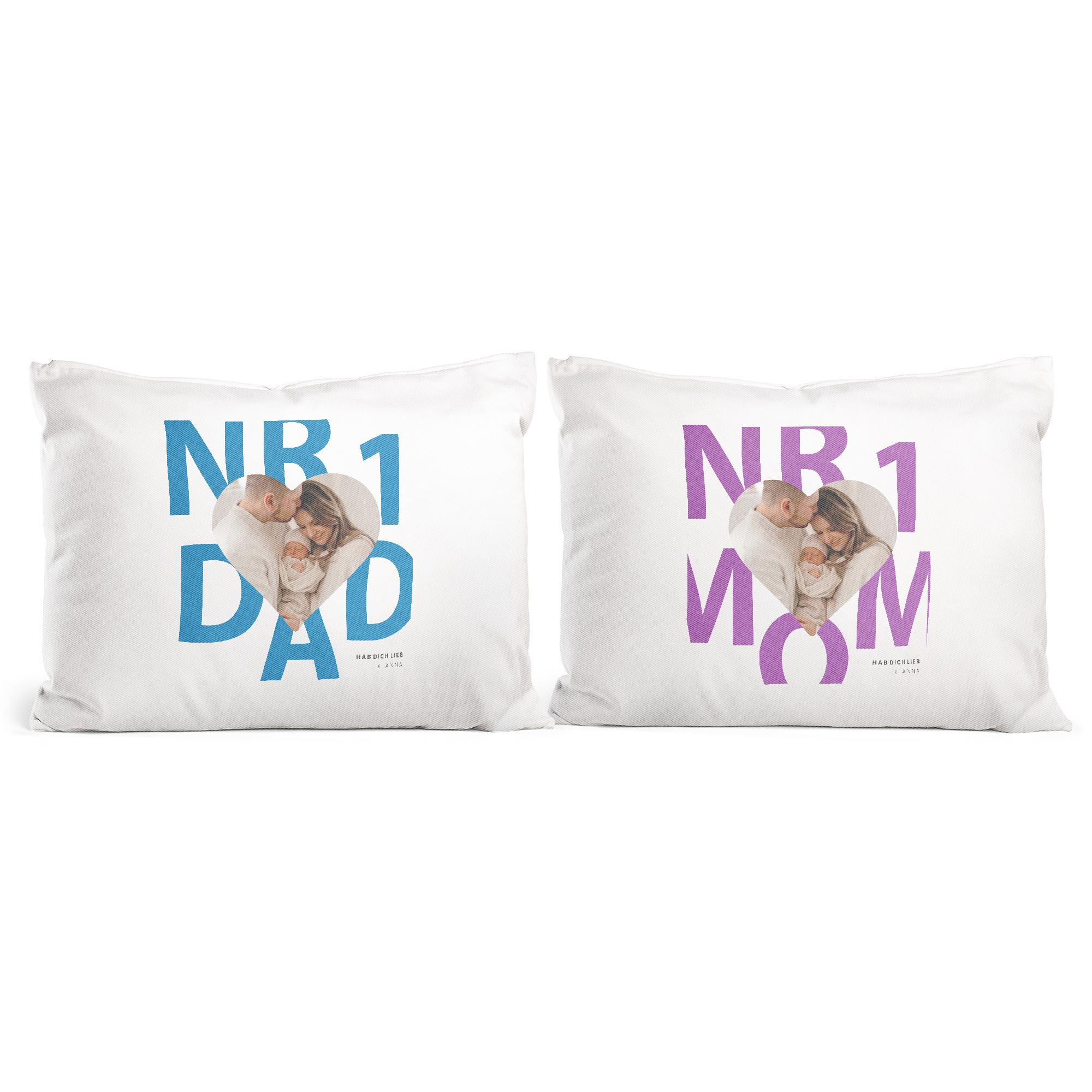 Zwei Kissen für Paare, bedruckt mit "NR 1 DAD" und "NR 1 MOM" und einem persönlichen Foto im Herzdesign