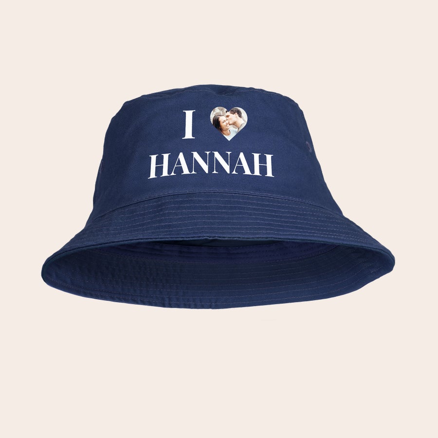 Bucket hat bedrukken Donkerblauwe zonnehoed bedrukt met witte tekst I HANNAH en een hartvormige foto.
