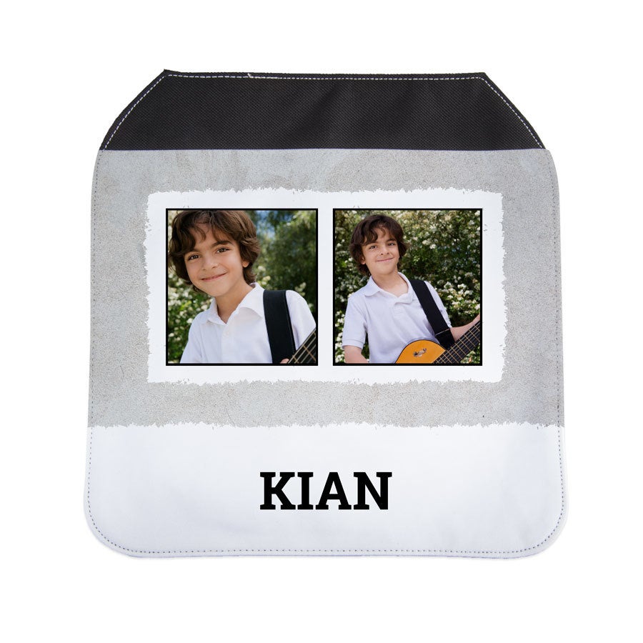 Ekstra deksel til personlig veske med to bilder av gutt med gitar og navnet KIAN, trykt.