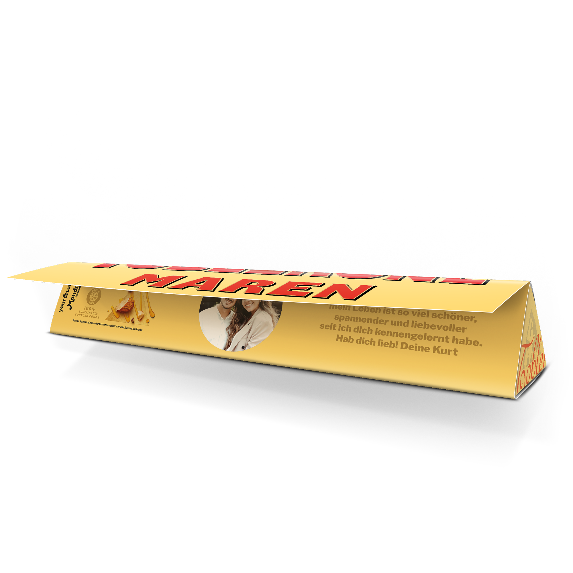 Die personalisierte Toblerone Schokolade mit dem Namen Maren, einem Foto eines Paares und dem Text "mein Leben ist so viel schöner, spannender und liebevoller seit ich dich kennengelernt habe. Hab dich lieb! Deine Kurt" ist auf der Verpackung bedruckt.