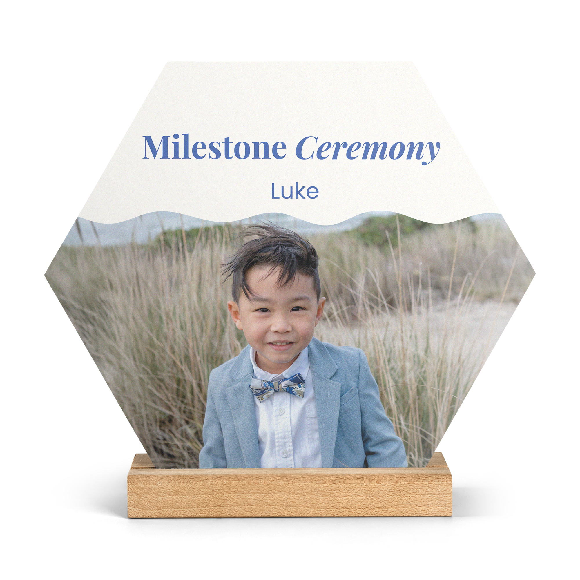 Šesťuholníková drevená fotodlaždica s potlačou chlapca Lukea a textom Milestone Ceremony