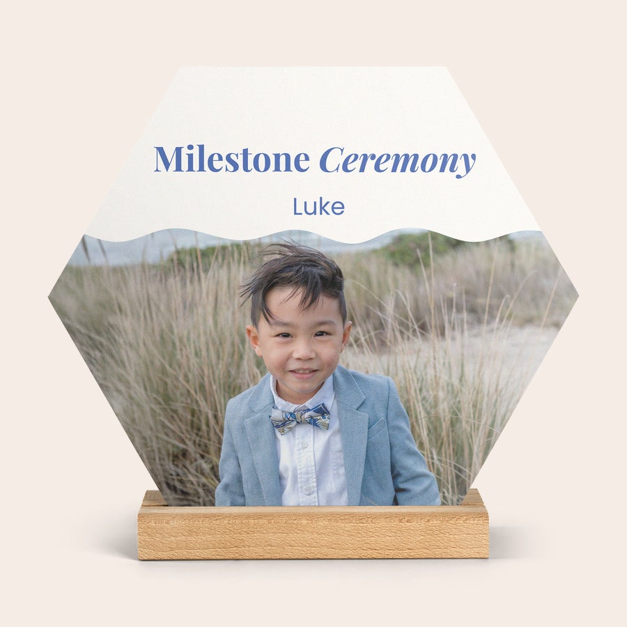 Fából készült fotó csempe Személyre szabott, hatszögletű fa fotócsempe állvánnyal, Luke nevével, Milestone Ceremony felirattal, és egy fiú fotójával.