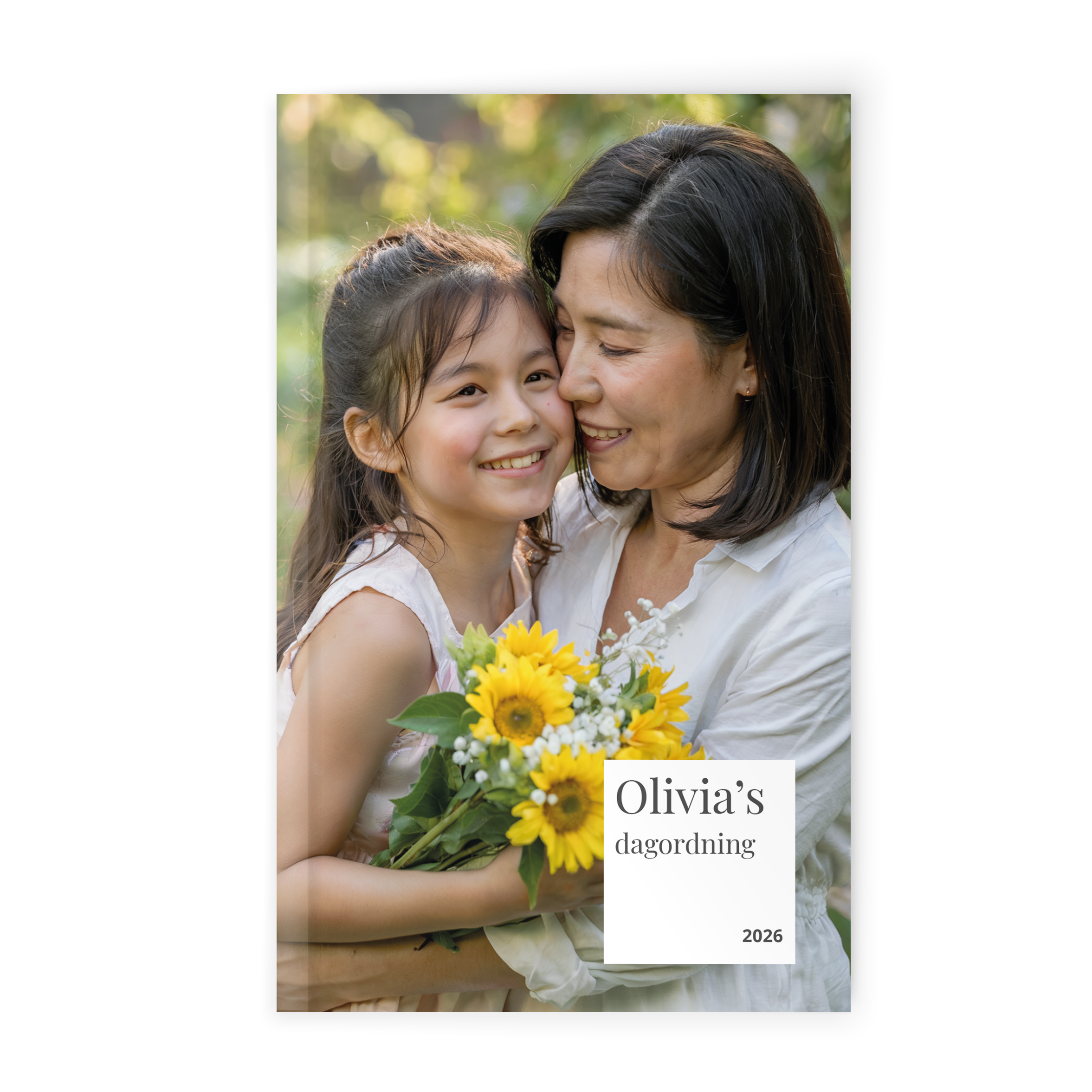 Personlig planerare för 2026 med tryckt foto av mor och dotter. Olivia's dagordning är tryckt på omslaget.