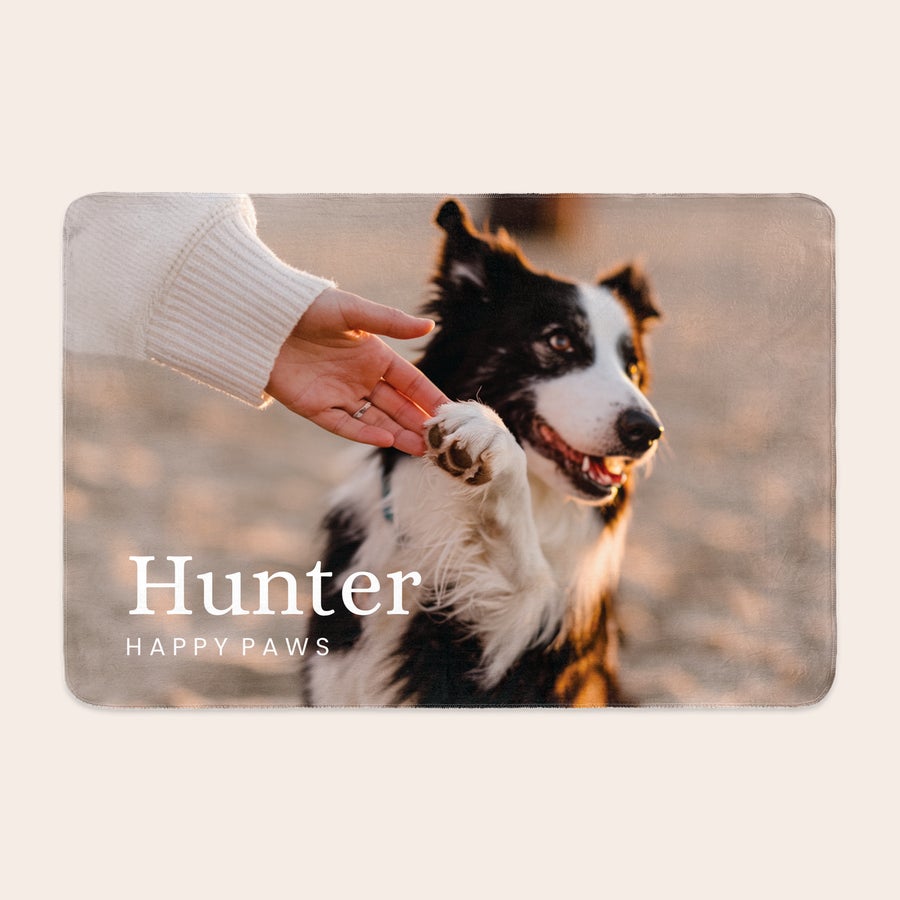 Foto odeja iz flisa Personalizirana foto odeja iz flisa z natisnjeno fotografijo psa Hunterja in napisom Happy Paws, vaš kavč bo zelo prijeten.