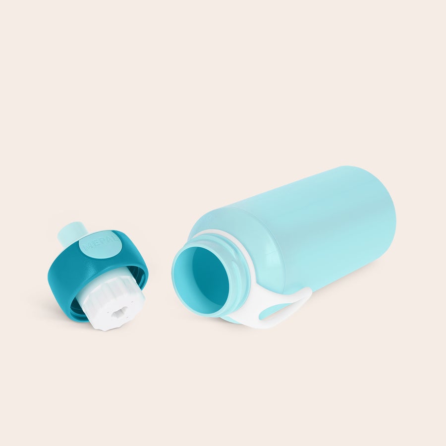 Mepal - sticlă de apă personalizată cu capac pop-up Sticla de apa personalizata, de culoare albastra, cu capac albastru deschis, ce se poate personaliza cu numele lor pe sticla care merge peste tot cu ei.