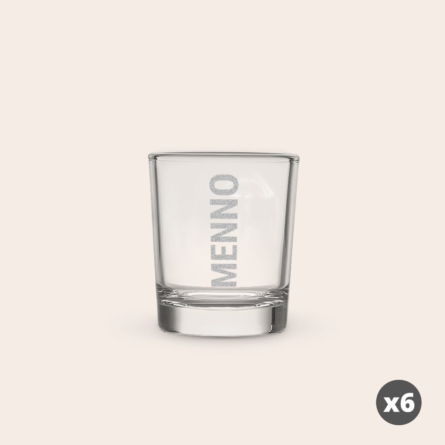 Shotglas graveren Een blauw gegraveerd shotglas met de gepersonaliseerde naam MENNO erop. Dit is een van de zes shotglazen met naam.