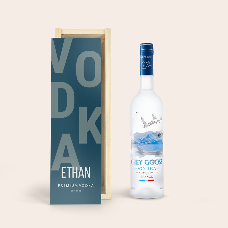 Grey goose vodka v personalizovanej krabici Fľaša vodky Grey Goose v drevenom puzdre s potlačou VODKA Ethan a nápisom Premium Vodka, Est. 1998.