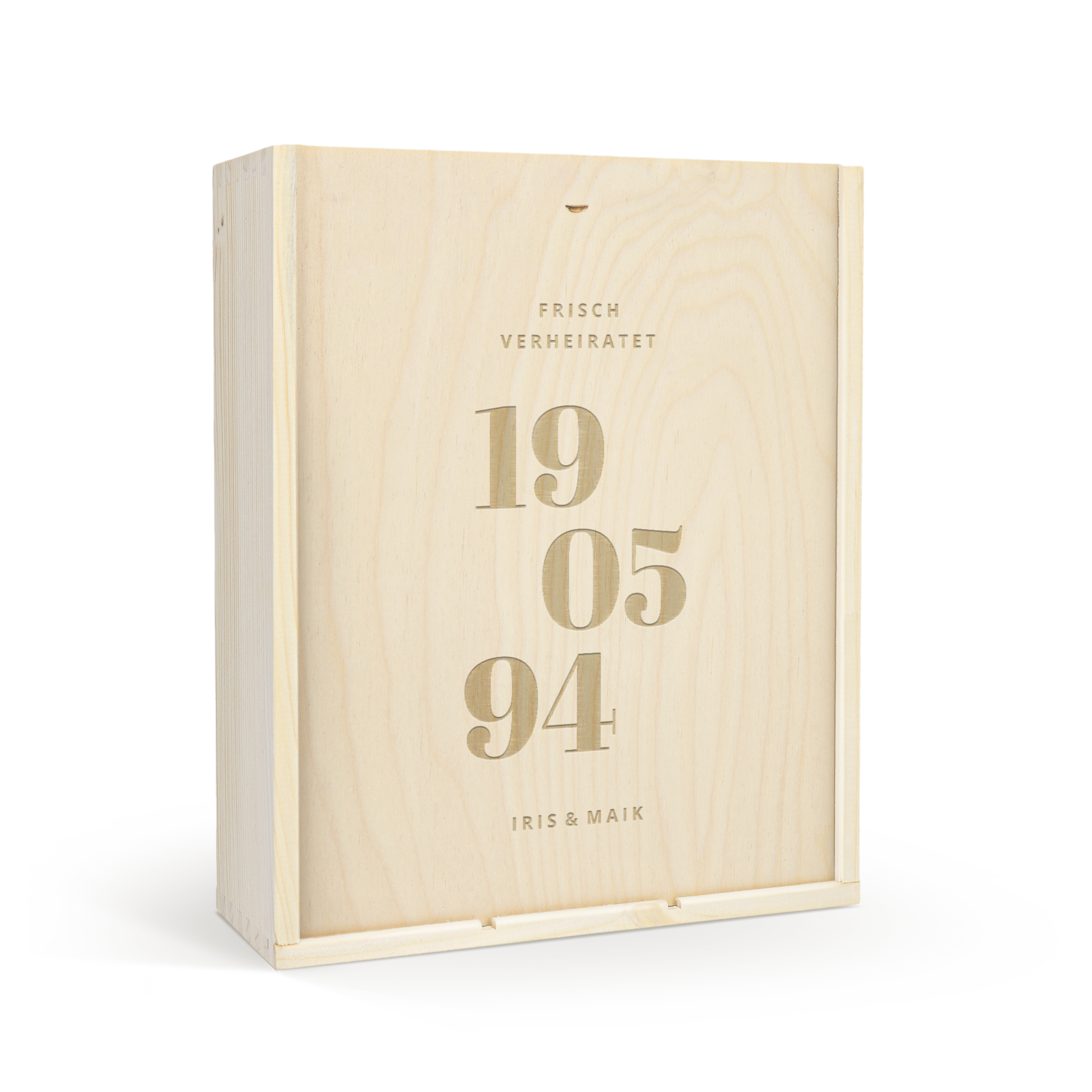 Maison de la Surprise Syrah in personalisierter Holzkiste, graviert mit Frisch Verheiratet und Datum 19 05 94, Namen Iris und Maik.