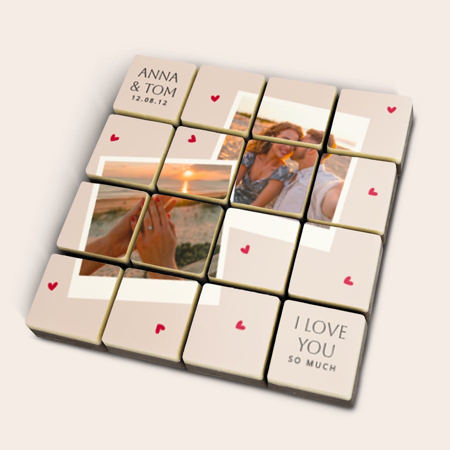Puzzle di Cioccolato con Foto Puzzle di 16 cioccolatini personalizzati con foto stampate su cioccolata e cuori rossi, un cioccolatino mostra la scritta ANNA & TOM 12.08.12 e un altro I LOVE YOU SO MUCH
