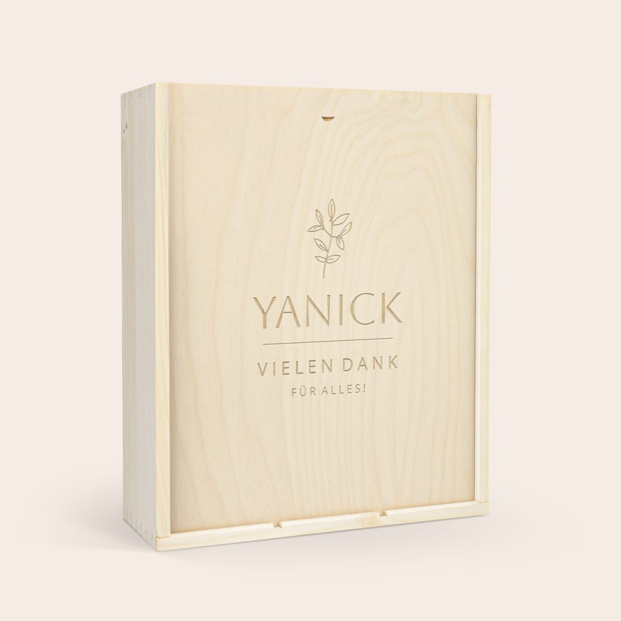 Piper Heidsieck Brut 750 ml - Champagner Geschenkset Luxuriöses Champagnerpaket aus Holz, graviert mit dem Namen Yanick, dem Text "Vielen Dank für alles!" und einem floralen Motiv.
