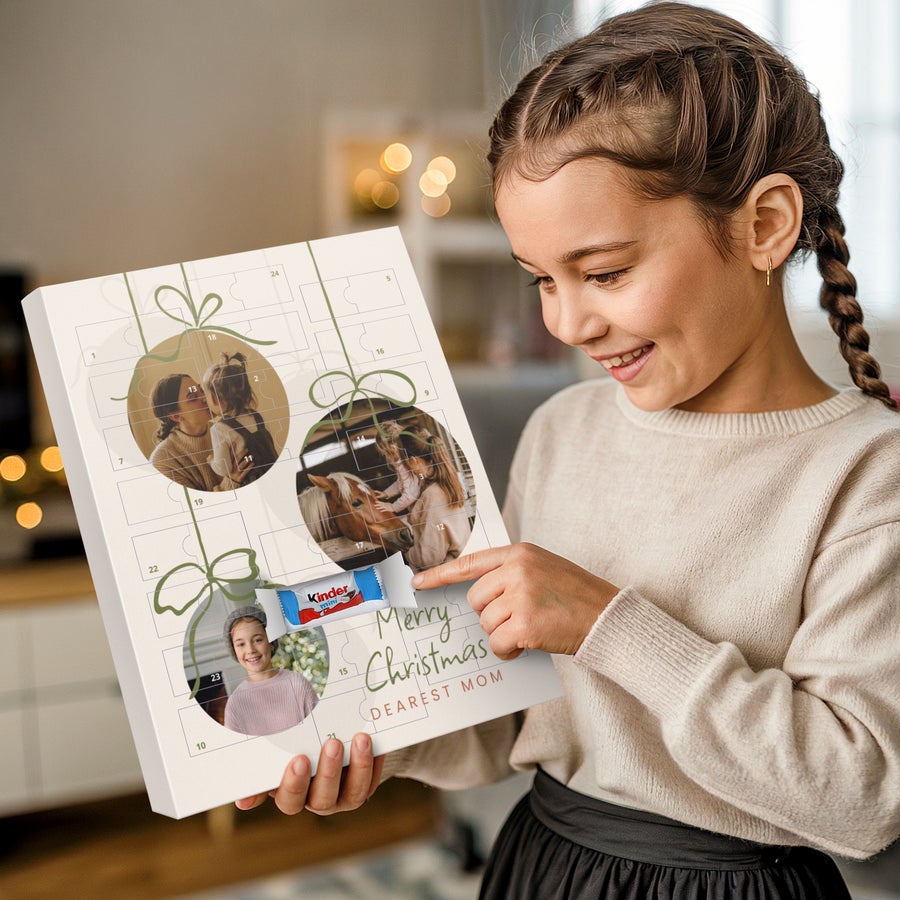 Personalizowany kalendarz adwentowy Kinder Chocolate Dziewczynka otwiera spersonalizowany kalendarz adwentowy z czekoladkami dla dzieci ze zdjęciem i napisem "Merry Christmas Dearest Mom".