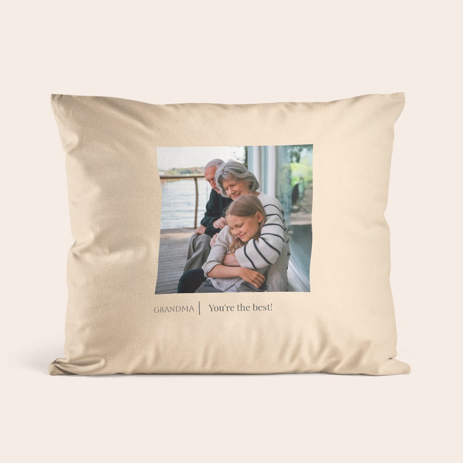 Kudde med foto Ett beige personligt kuddfodral tryckt med ett foto av en familj och texten "GRANDMA | You're the best!"