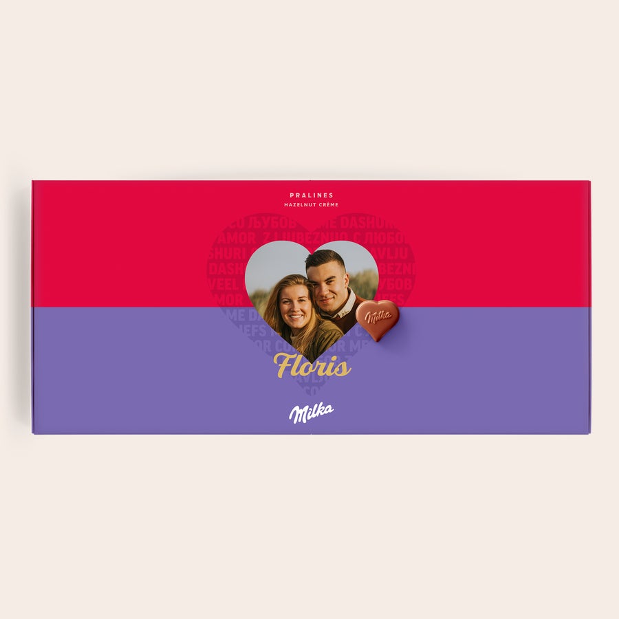 Milka Pralines Love Gepersonaliseerde Milka chocolade giftbox met foto van een stel en de naam Floris erop geprint, naast een Milka hartje.