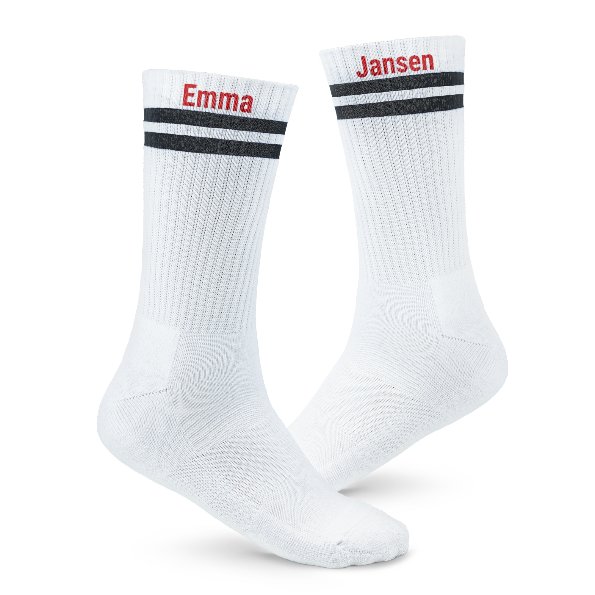 Witte gepersonaliseerde sportsokken met rode opdruk 'Emma' en 'Jansen' en twee zwarte strepen.