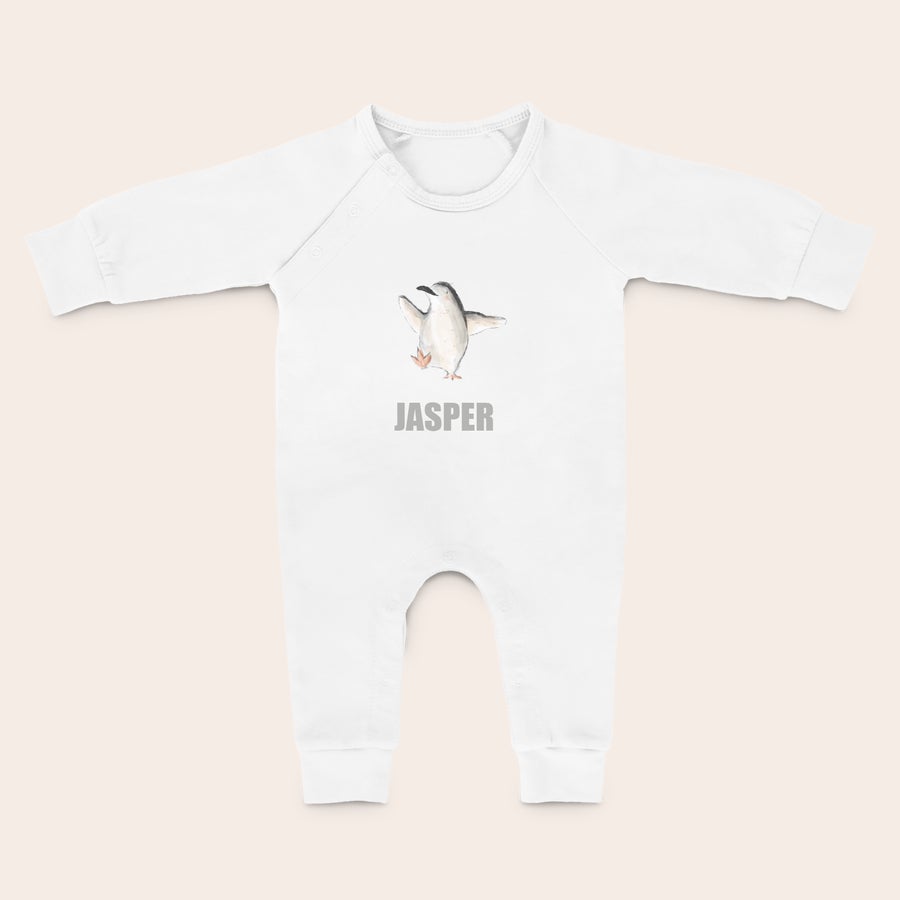 Boxpakje bedrukken Wit boxpakje met een pinguïn en de naam Jasper erop gedrukt, ideaal voor heerlijk trappelen.