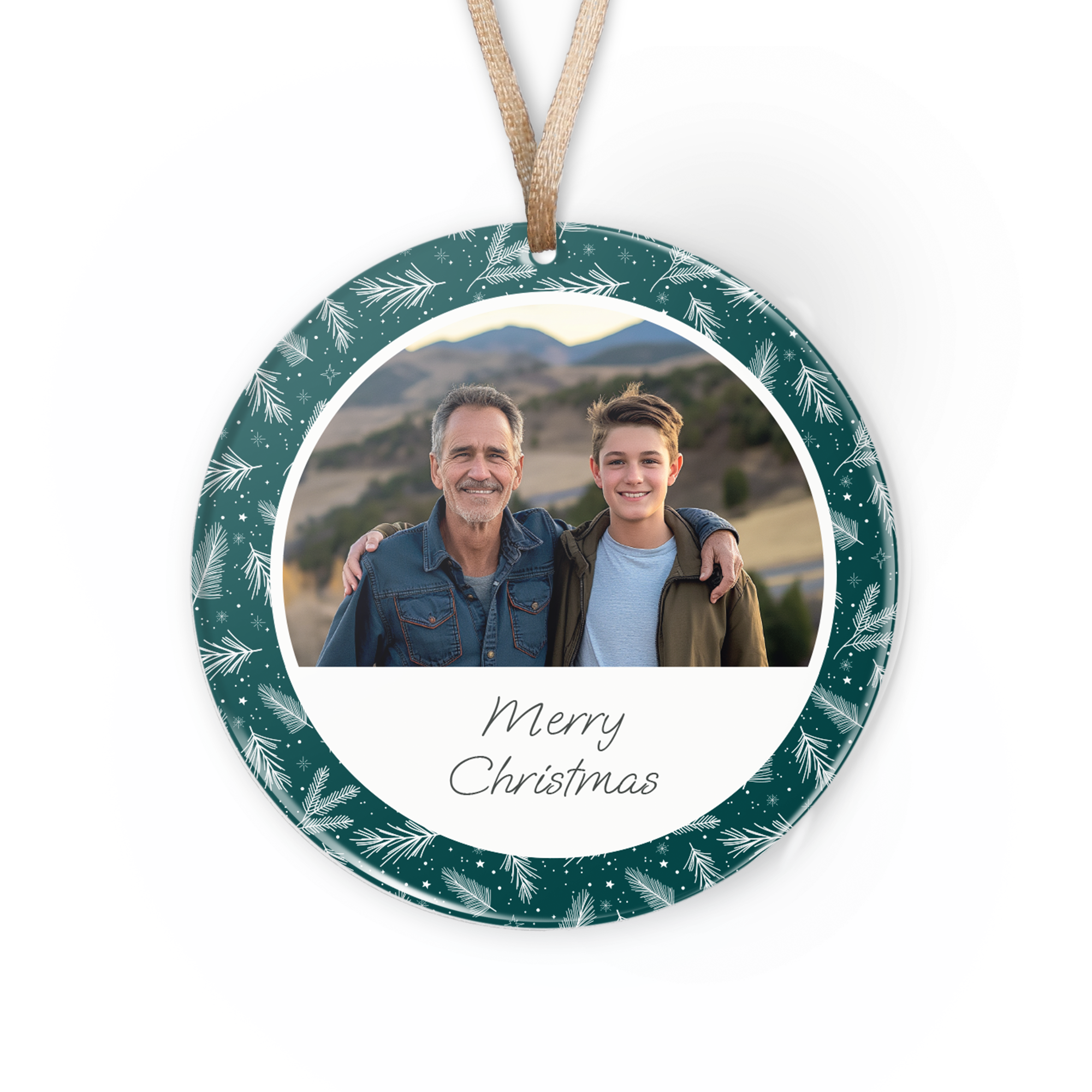 Ornament personalizat de Crăciun din plexiglas rotund, cu panglică, imprimat cu o poză de familie și textul Merry Christmas.