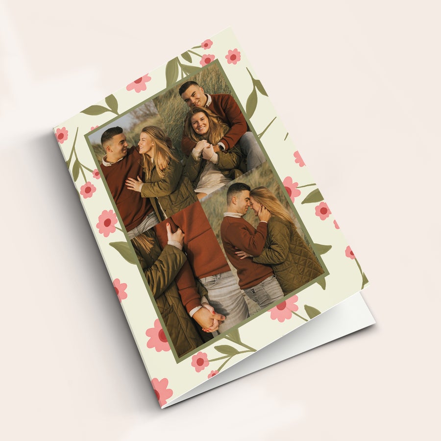 Cartão de foto romântica Um cartão personalizado com foto de um casal apaixonado, impresso com bordas florais cor-de-rosa e verdes.