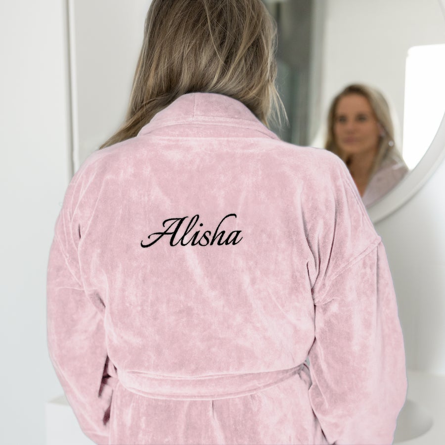 Badrock Dam med namn Rosa badrock i frotté med texten "Alisha" broderad i svart. Vem kommer du att överraska med en lyxig personlig badrock?