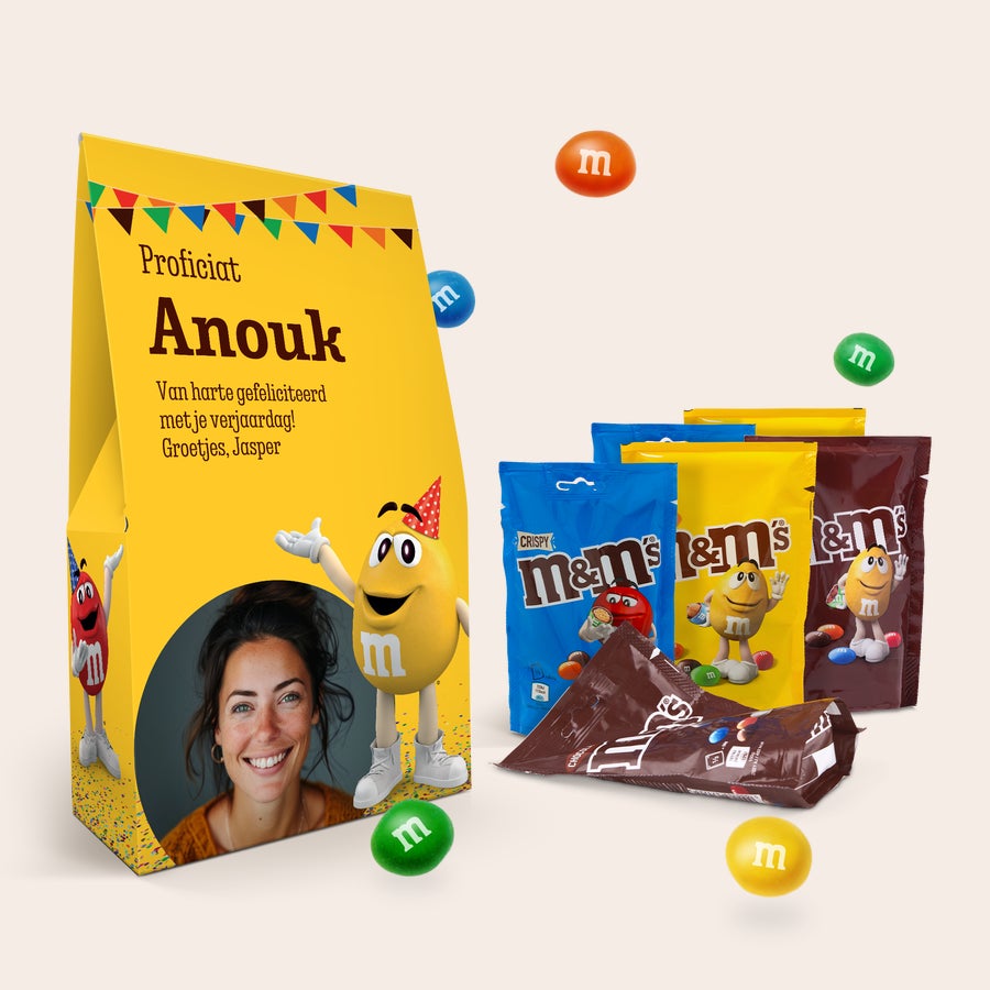 XL M&M's box personaliseren - 6 zakjes (714 gram) Gepersonaliseerde XL M&M's chocolade giftbox met foto, naam Anouk en tekst Van harte gefeliciteerd met je verjaardag! Groetjes, Jasper, en diverse zakjes M&M's ernaast.