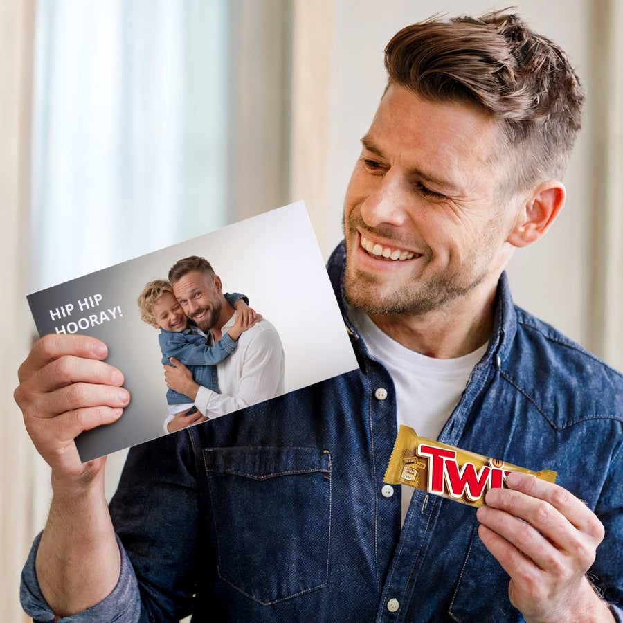 Caja regalo Snickers personalizada Hombre sonriente con caja regalo Snickers personalizada impresa con foto "Hip Hip Hooray" y barra de chocolate.