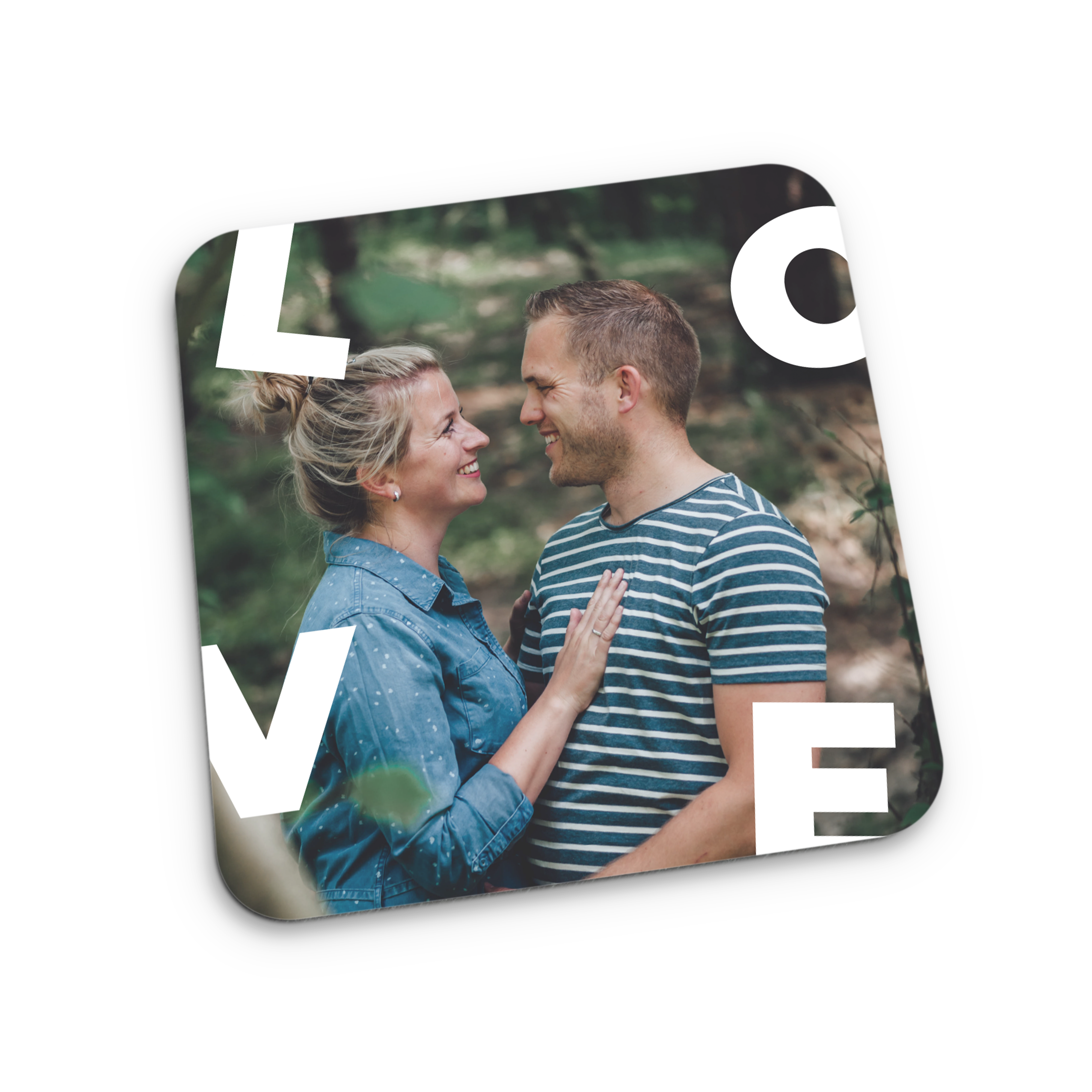 Porta-copos personalizado com foto de casal e a palavra LOVE impressa em branco