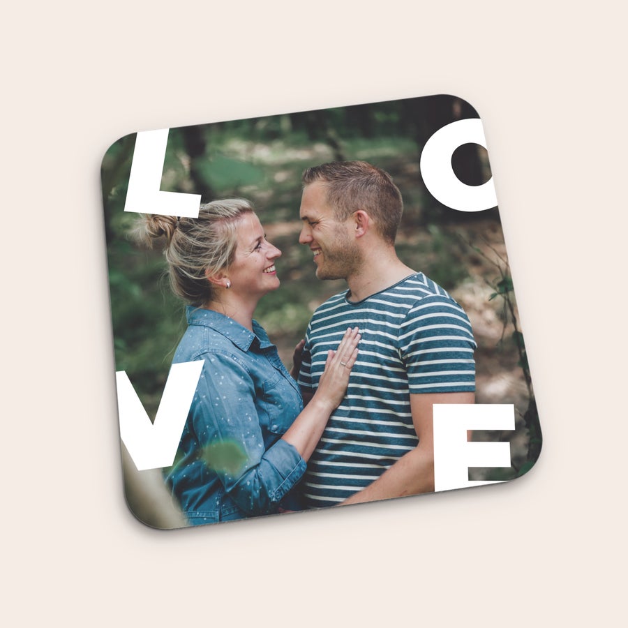 Onderzetters bedrukken Vierkante onderzetter bedrukt met een foto van een stel en de tekst 'LOVE' in witte letters, voor een unieke onderzetter