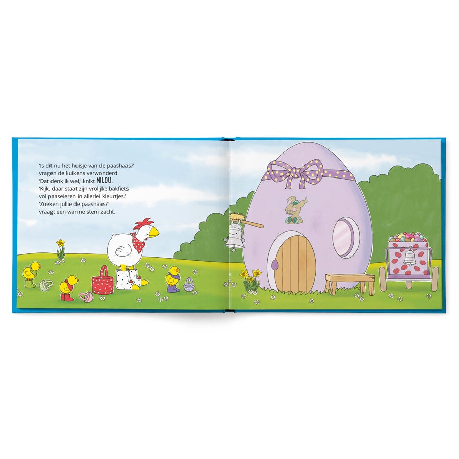Persoonlijk paasboek met de naam MILOU in het verhaal, geïllustreerd met kuikens op jacht naar chocolade-eieren en het huisje van de paashaas.