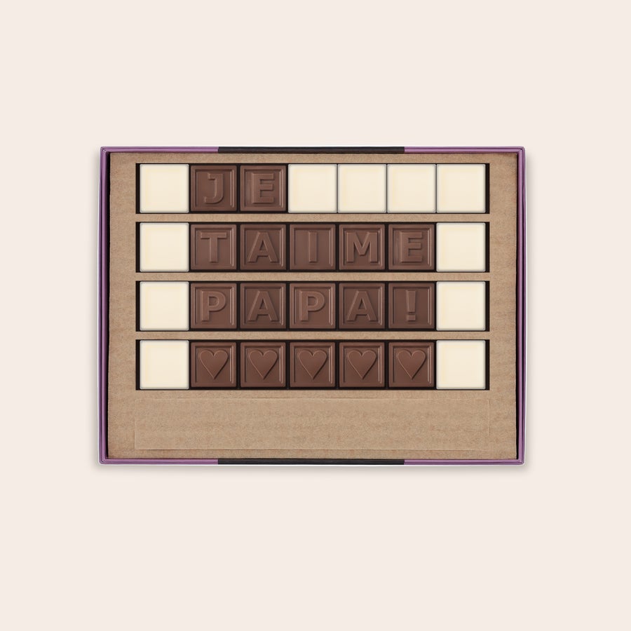 Messages en chocolat - Chocotelegram Chocotelegram Je T'aime Papa en chocolat au lait et blanc, personnalisé avec des cœurs dans une boîte cadeau.
