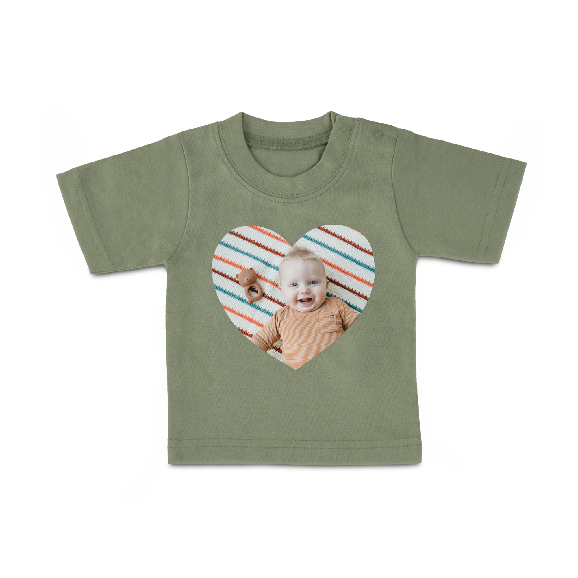 Olijfgroen gepersonaliseerd baby shirt met een hartvormige foto van een lachende baby, ideaal voor jouw kleintje.