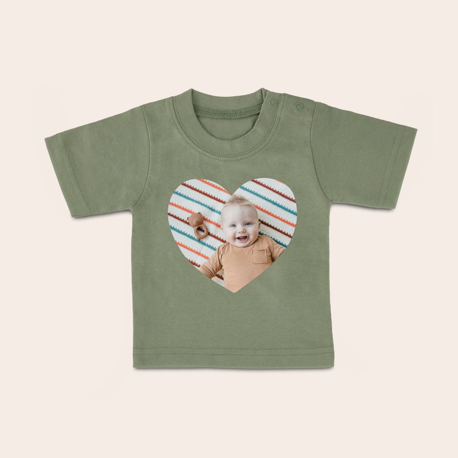 Camiseta personalizada de bebé Camiseta de bebé verde militar con una foto impresa en forma de corazón de un bebé sonriente, tu bebé tendrá un super estilo