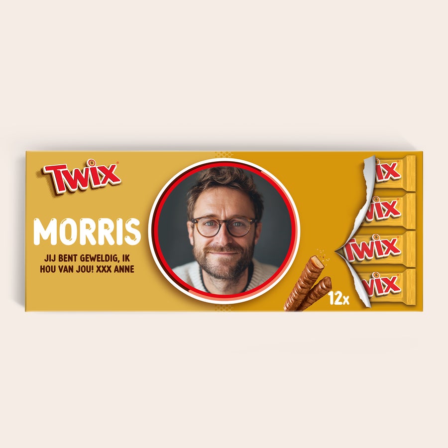 Mega Twix reep met naam en foto bedrukken Mega Twix reep met naam Morris, gepersonaliseerde foto van man met bril en tekst Jij bent geweldig ik hou van jou! XXX Anne bedrukken