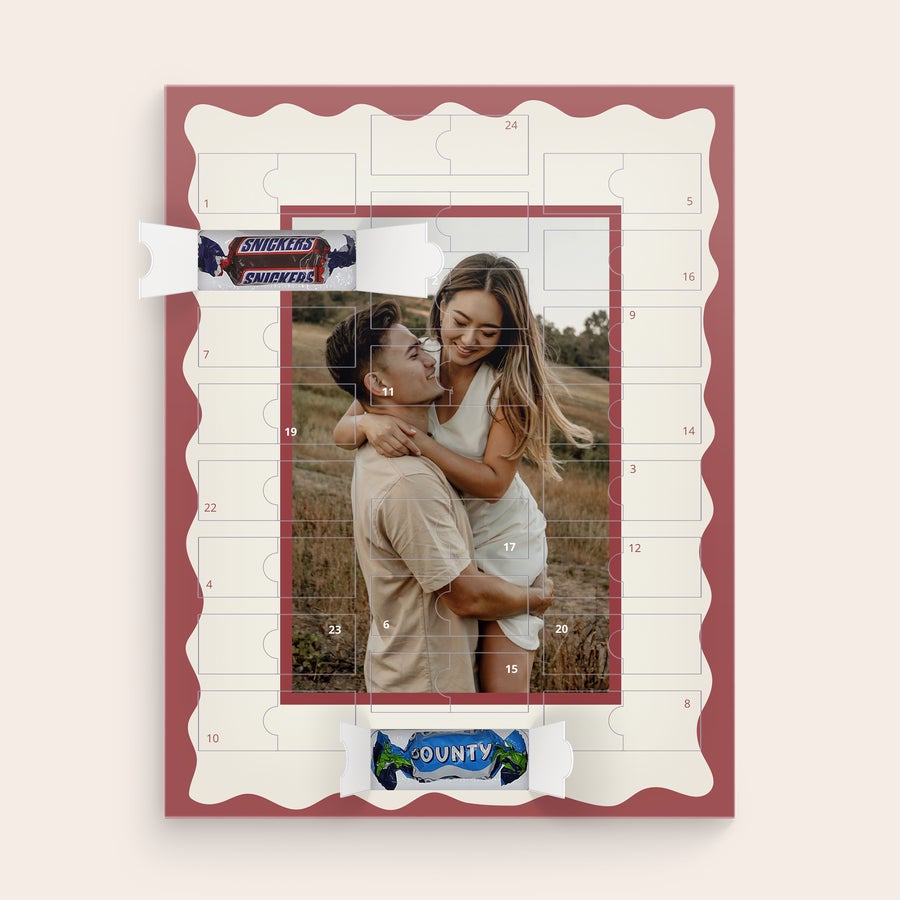 Gepersonaliseerde Mars Miniatures adventskalender Gepersonaliseerde Mars Miniatures adventskalender met afgedrukte foto van een stel, met zichtbaar een Snickers en een Bounty.