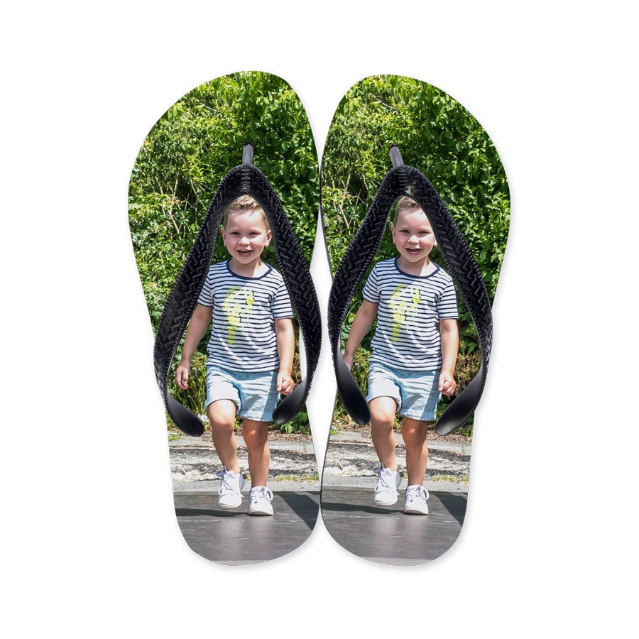 Individuelle Zehensandalen mit einem aufgedruckten Foto eines lächelnden Jungen als Sommerhit Geschenk