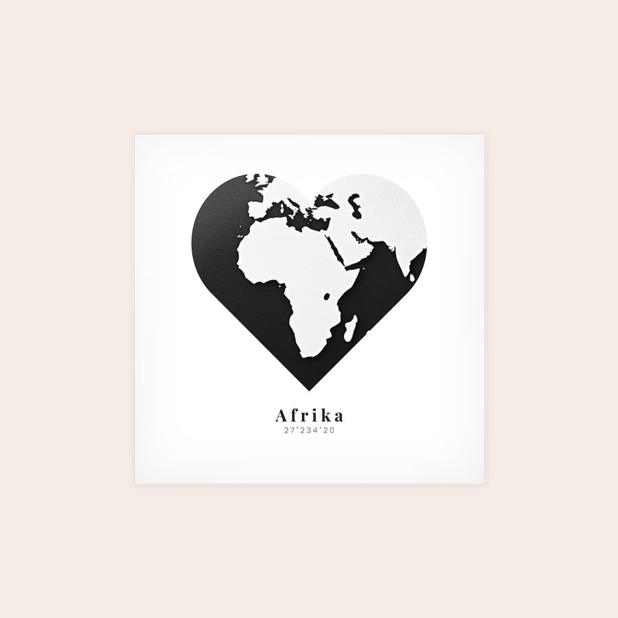 Poster Poster con foto personalizzato raffigurante l'Africa a forma di cuore, con il testo "Afrika" e coordinate, ideale per catturare i tuoi momenti preferiti.