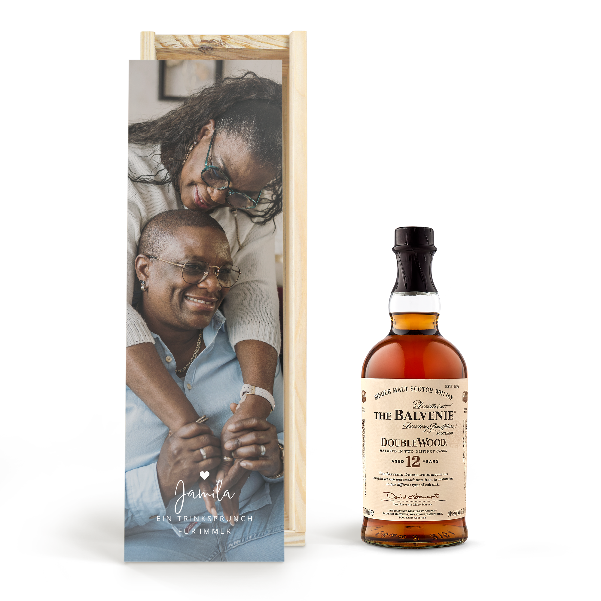 Eine Flasche The Balvenie in einer personalisierten Holzkiste verschenken mit aufgedrucktem Foto von einem Paar, Text "Jamila" und "Ein Trinkspruch für immer".