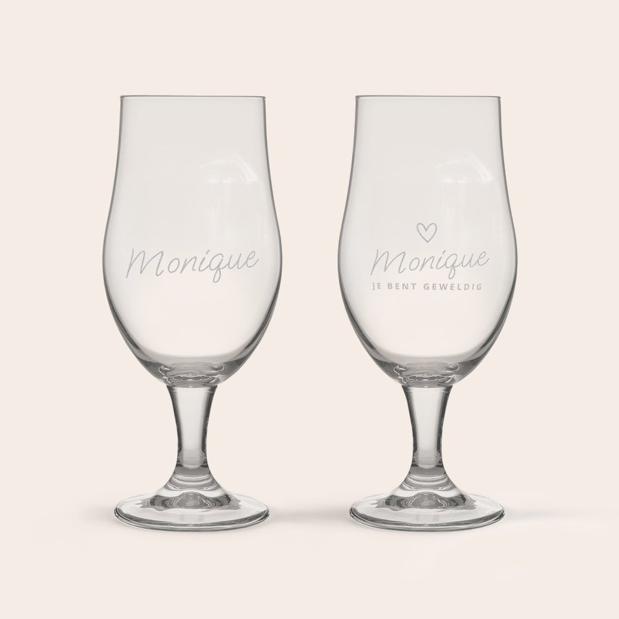 Bierbrouw pakket Twee bierglazen met de gegraveerde namen Monique en Monique je bent geweldig. Een persoonlijk bierbrouw pakket.
