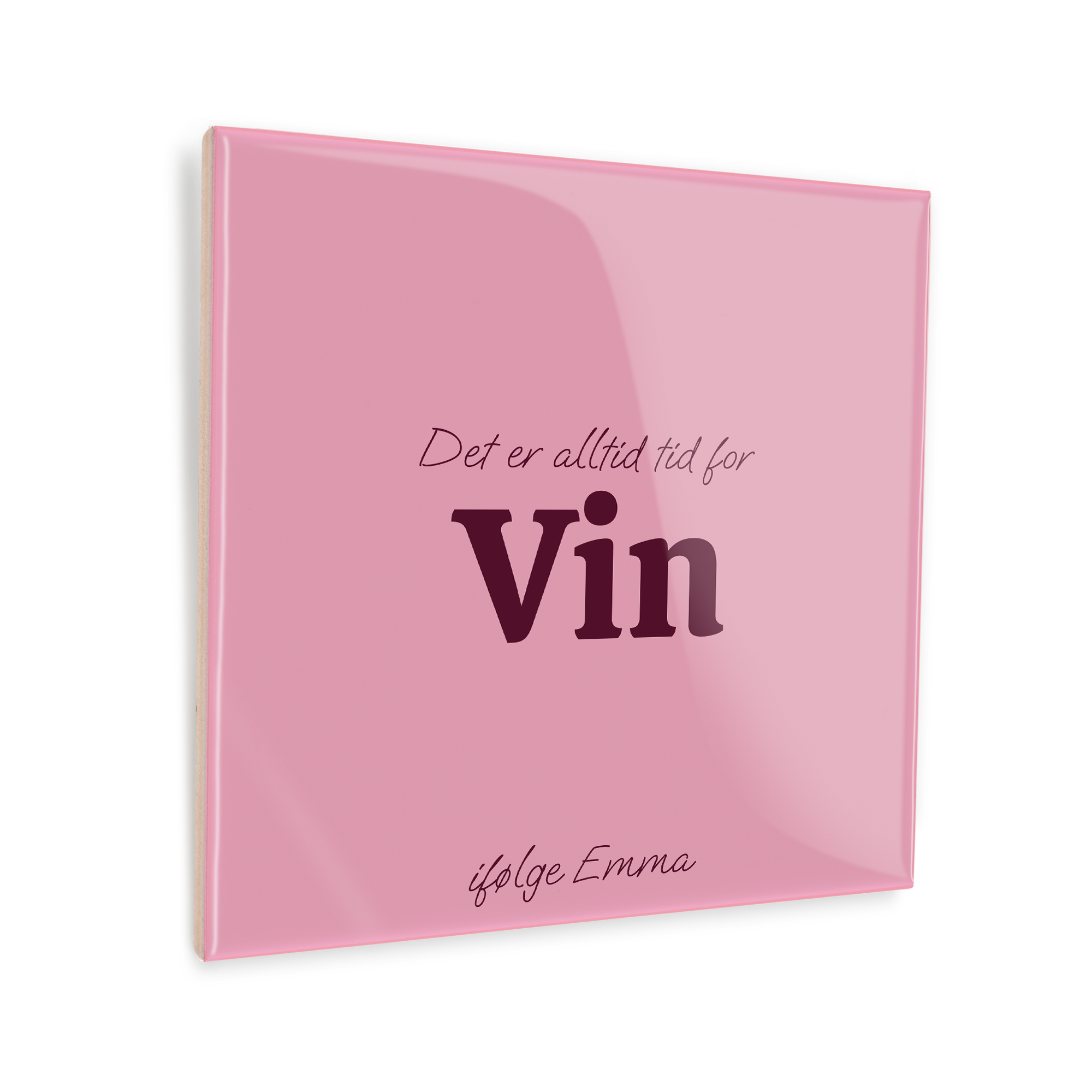 Rosa keramisk flis med personlig ordsprog Det er alltid tid for Vin ifølge Emma.