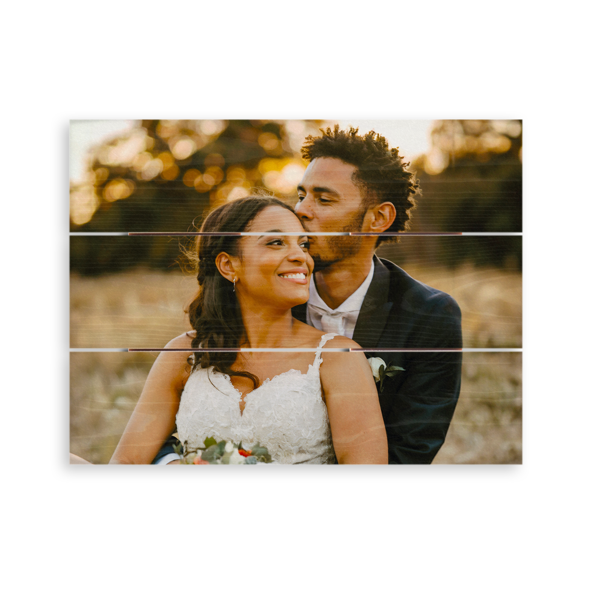 Photo de mariage personnalisée imprimée sur planches en bois, avec un couple souriant.