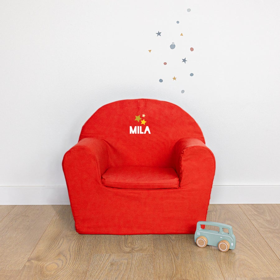 Fauteuil enfant rouge personnalisé avec le prénom Mila imprimé et deux étoiles jaunes