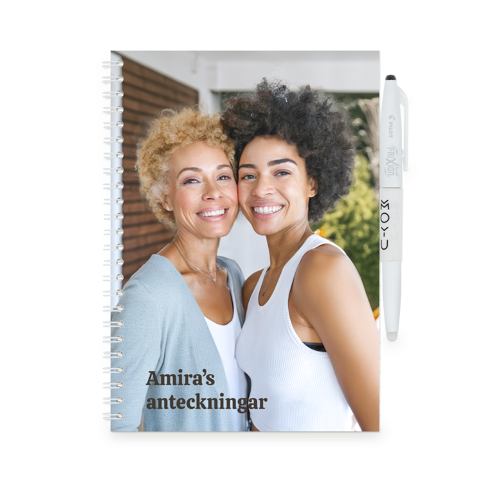MOYU Erasable Notebook A5 med foto av två kvinnor och texten Amiras anteckningar, fullfärgstryckt med personlig bild och text för lyft anteckningar.