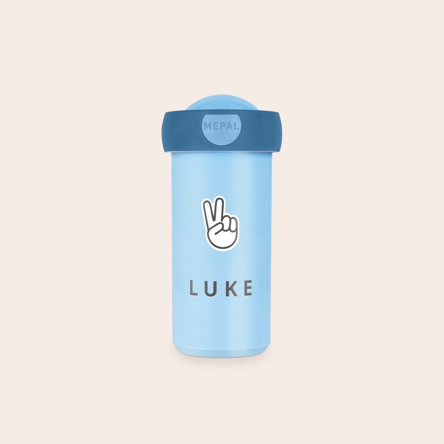 Vaso escolar personalizado - Mepal Taza escolar personalizada de Mepal en azul claro, con impresión de un signo de paz y el nombre LUKE.