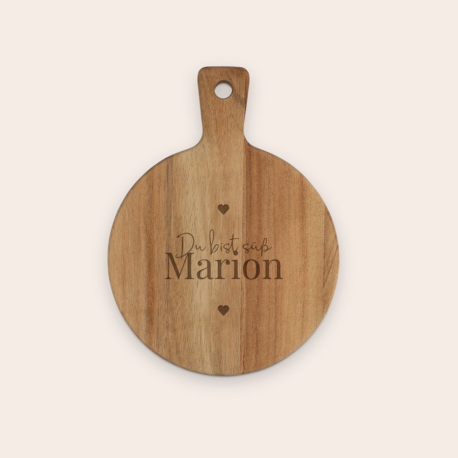 Servierbrett mit Gravur Rundes Holz-Servierbrett, graviert mit dem Text "Du bist süß Marion" und zwei kleinen Herzen, für deine Lieblingssnacks.