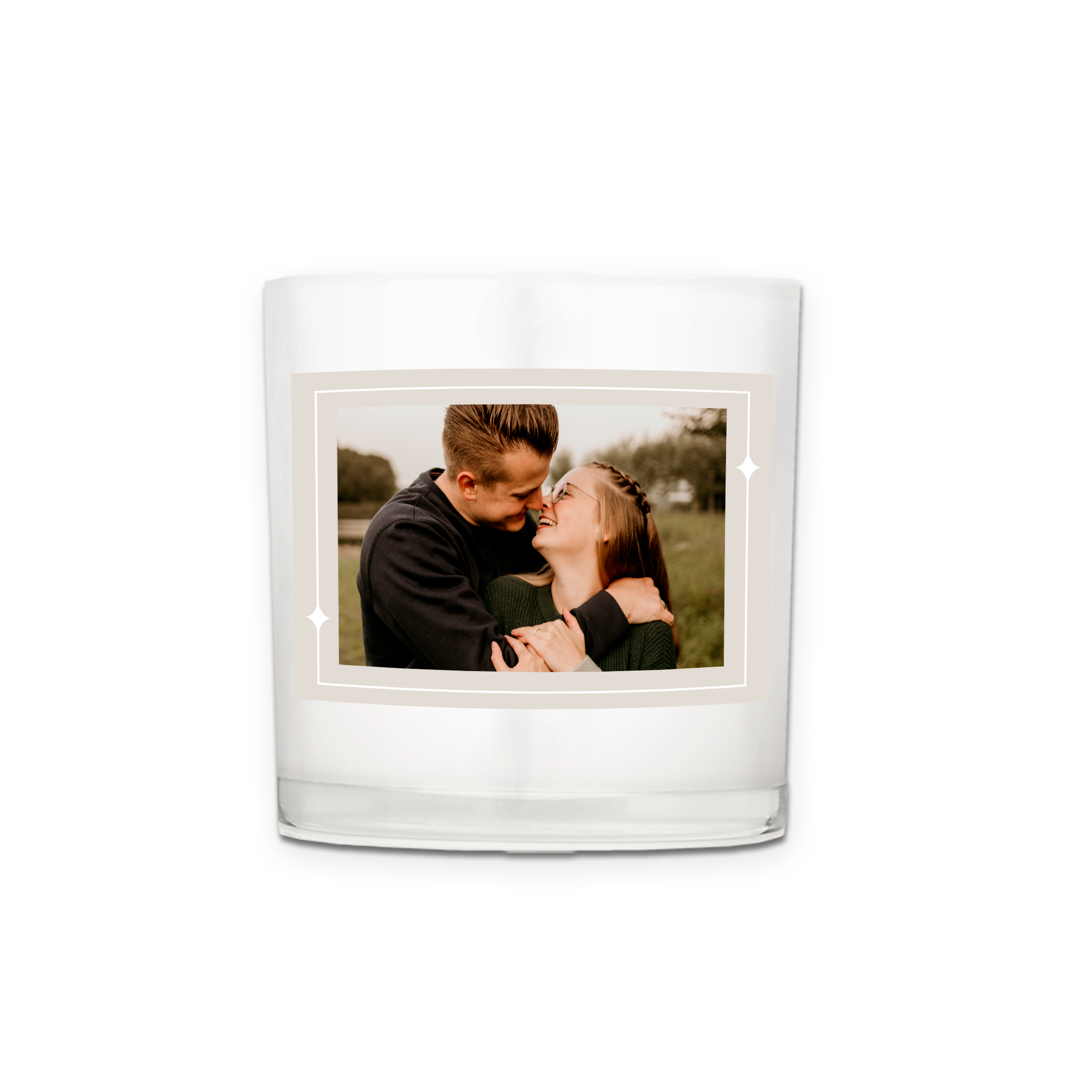 En personlig lysestage med et foto af et par i omfavnelse, printet på etiketten