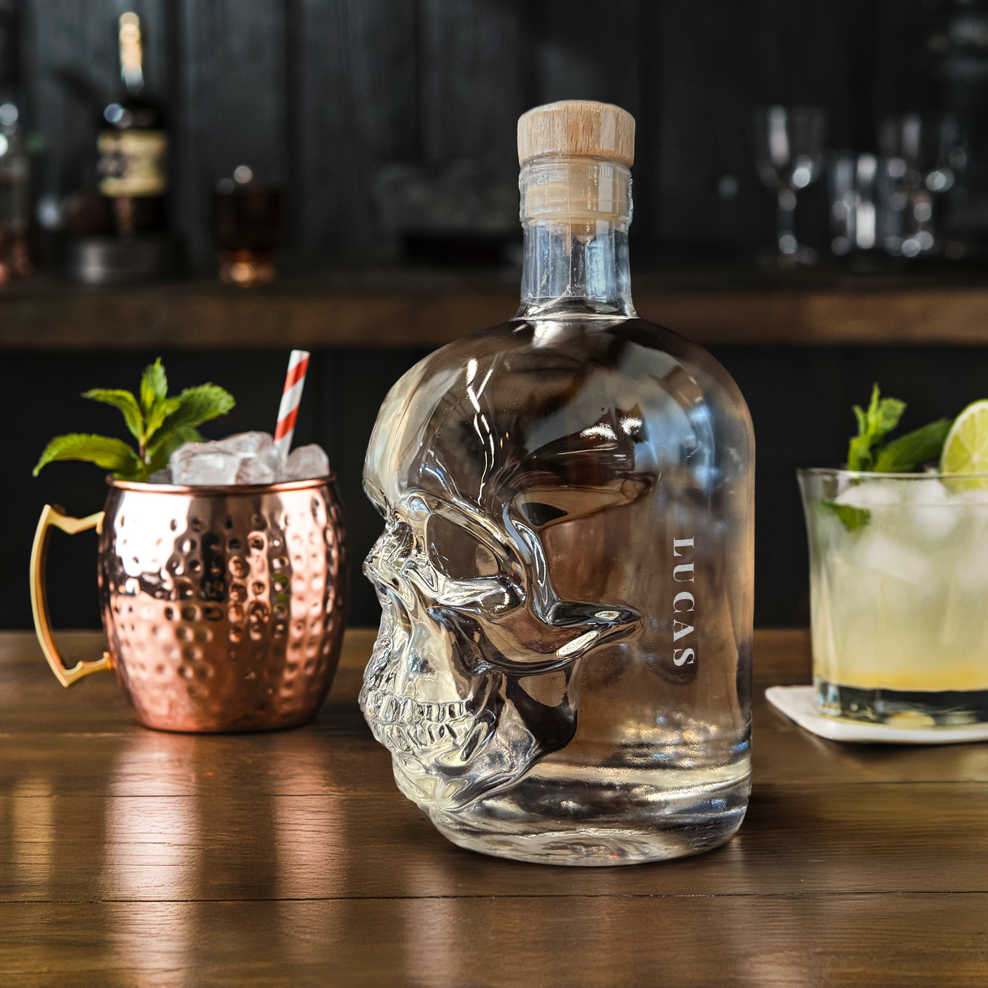 Garrafa de vodka caveira personalizada, gravada com o nome "LUCAS" na lateral