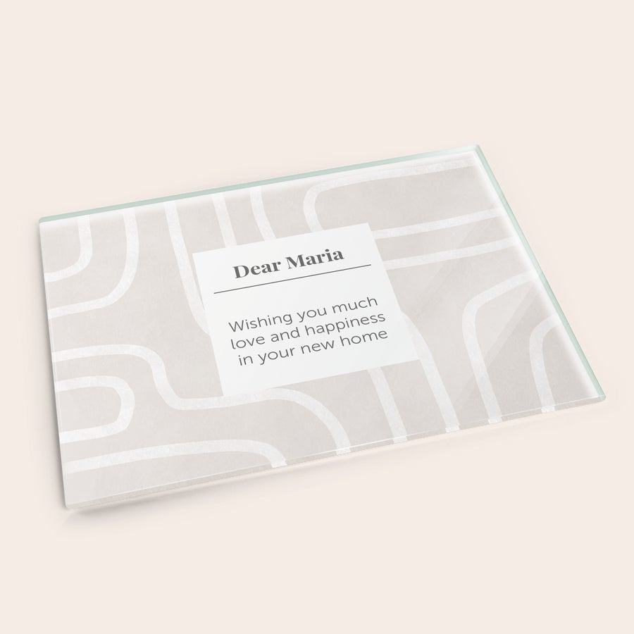 Tabla de cortar Tabla de cortar personalizada de cristal con fondo beige y líneas blancas, impresa con "Dear Maria" y un texto de felicitación.
