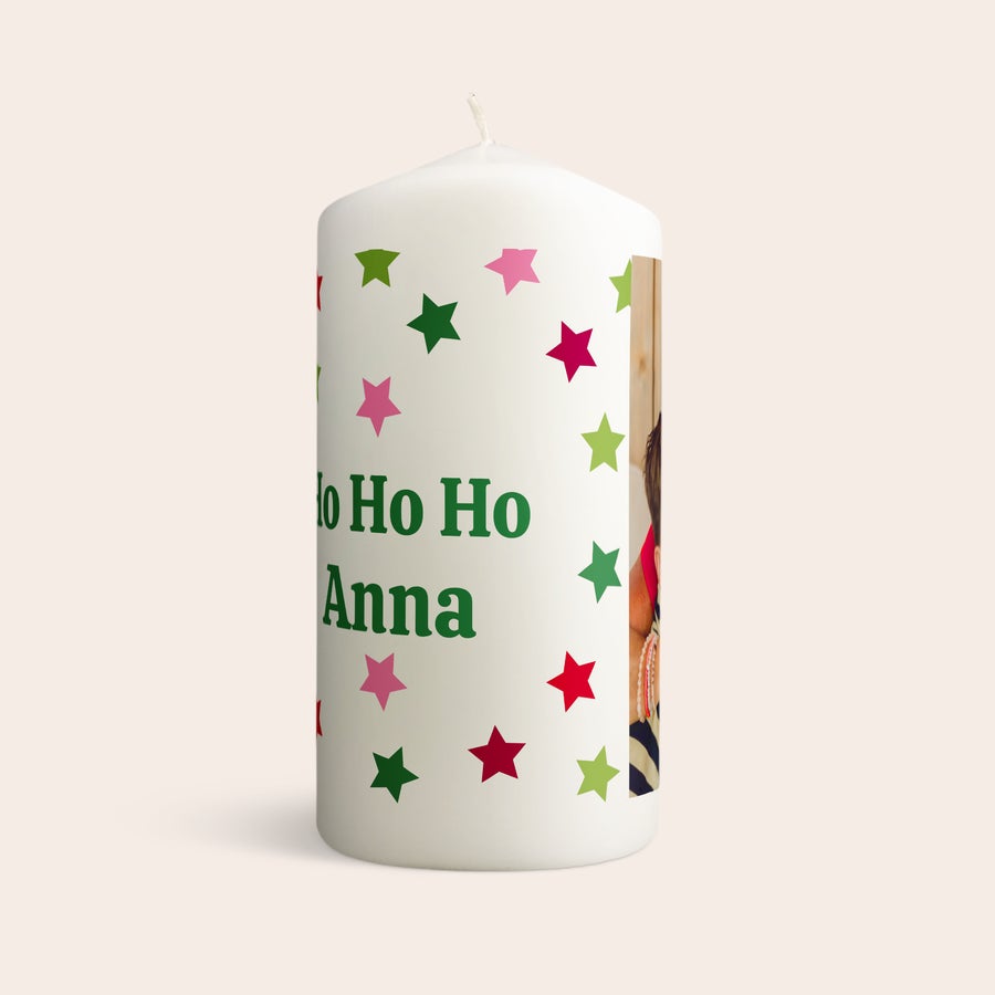 Ljus med foto Vitt ljus med tryckt "Ho Ho Ho Anna" och färgglada stjärnor. Ett personifierat ljus med ditt eget foto syns på sidan.