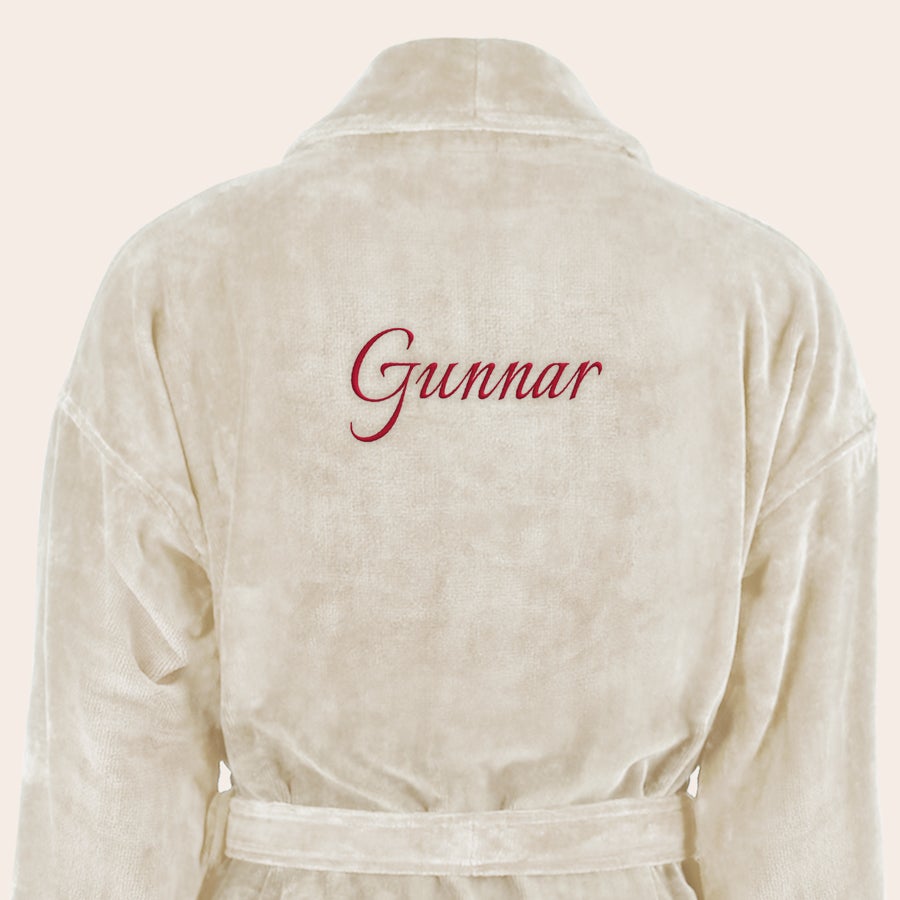 Bademantel Männer personalisiert Cremefarbener Bademantel mit Schalkragen, hinten mit "Gunnar" in Rot bestickt. Ihr eigener Bademantel mit Namen bestickt.