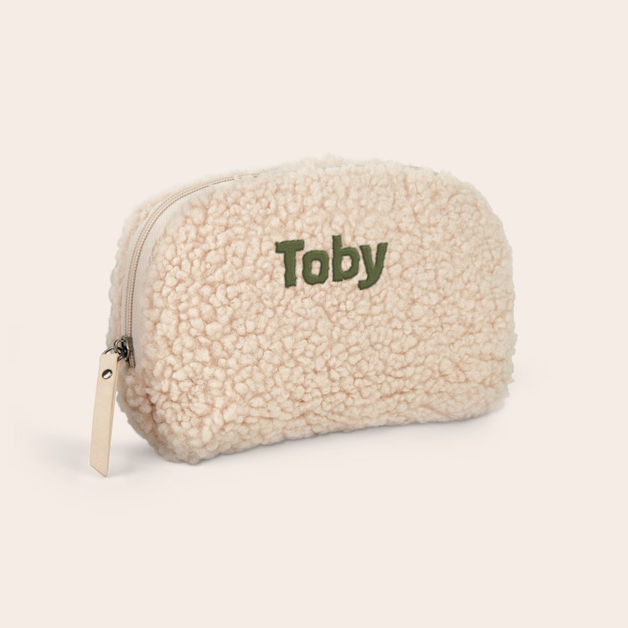 Geantă de toaletă personalizată de pluș - Camel Geantă de toaletă moale personalizată, crem, brodată cu numele "Toby" și fermoar bej.